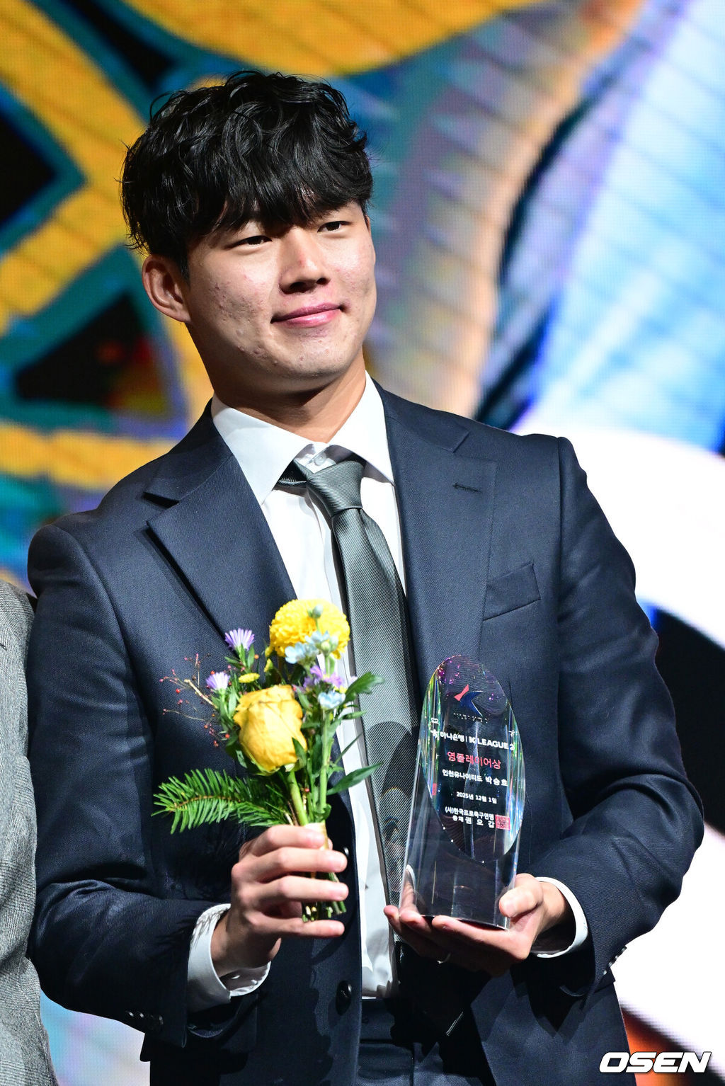 1일 오후 서울 홍은동 스위스 그랜드 호텔에서 ‘K리그 어워즈 2025’ 시상식이 열렸다.이날 시상식에는 최우수감독상, 최우수선수상(MVP), 영플레이어상, 베스트11 부문에 뽑힌 각 구단 수상자들과 후보들이 자리를 빛낸다.K리그2 영플레이어상을 거머쥔 인천 박승호가 포즈를 취하고 있다. 2025.12.01 / dreamer@osen.co.kr