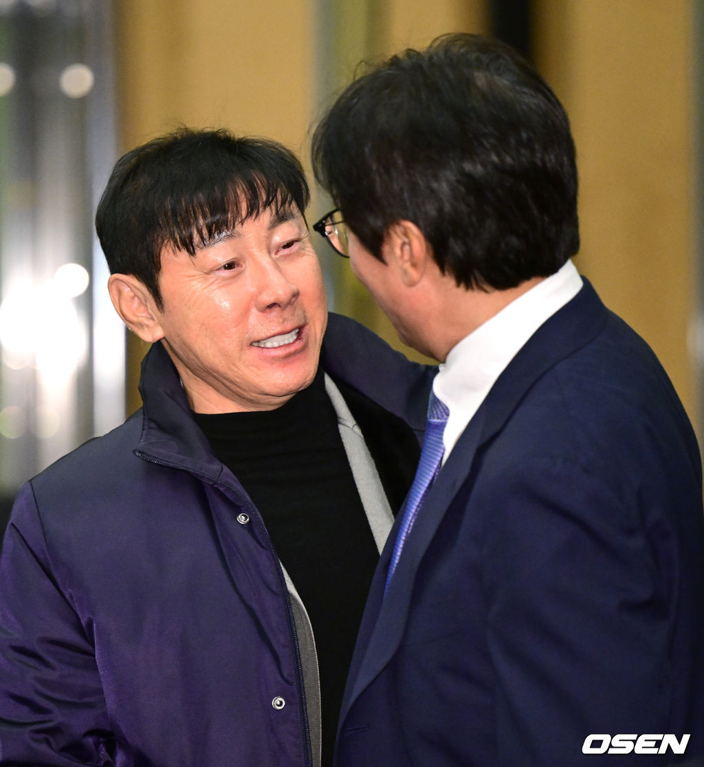 1일 오후 서울 홍은동 스위스 그랜드 호텔에서 ‘K리그 어워즈 2025’ 시상식이 열렸다.이날 시상식에는 최우수감독상, 최우수선수상(MVP), 영플레이어상, 베스트11 부문에 뽑힌 각 구단 수상자들과 후보들이 자리를 빛낸다.신태용 전 감독이 행사에 참석해 황선홍 감독과 인사를 나누고 있다. 2025.12.01 / dreamer@osen.co.kr