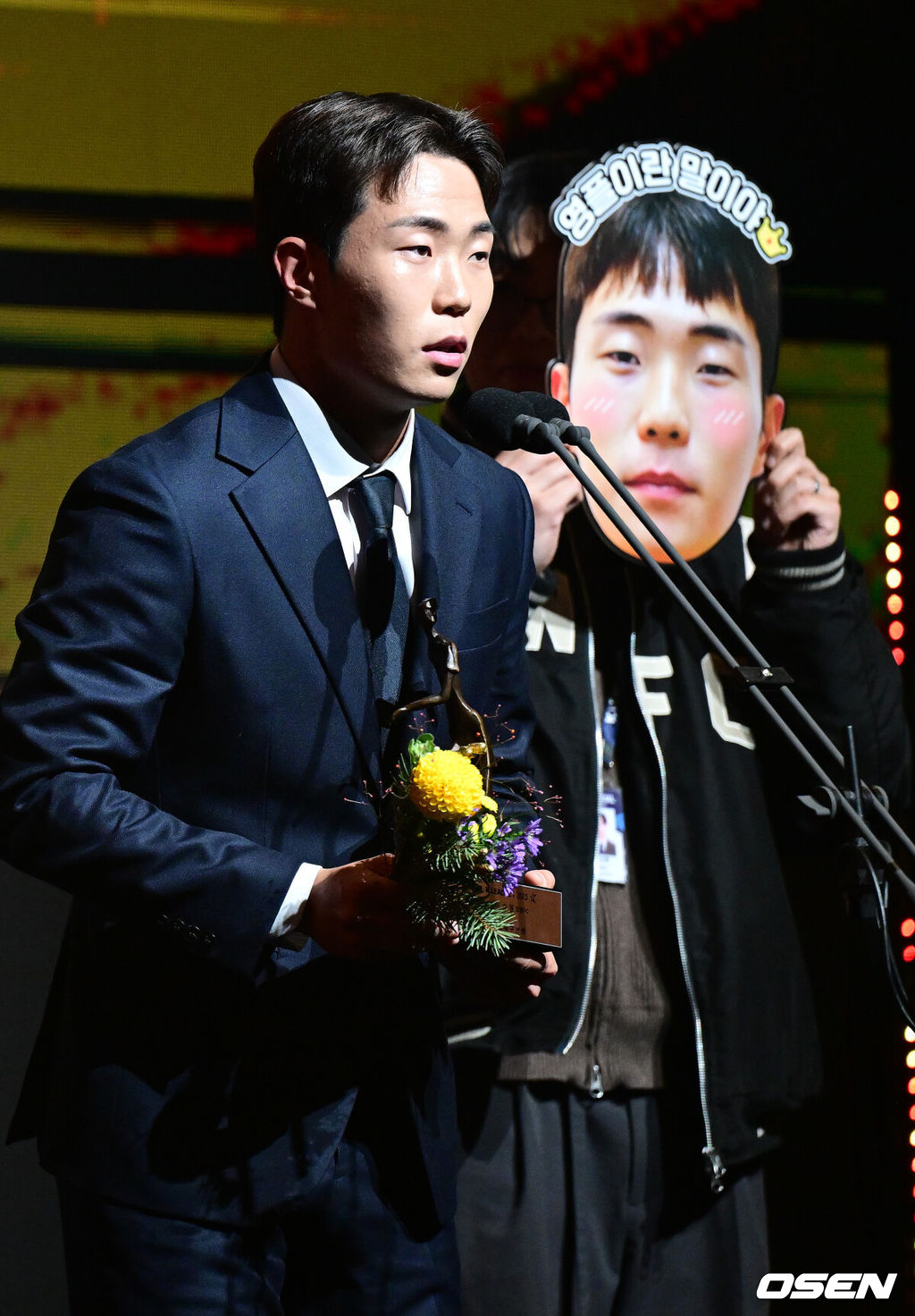 1일 오후 서울 홍은동 스위스 그랜드 호텔에서 ‘K리그 어워즈 2025’ 시상식이 열렸다.이날 시상식에는 최우수감독상, 최우수선수상(MVP), 영플레이어상, 베스트11 부문에 뽑힌 각 구단 수상자들과 후보들이 자리를 빛낸다.K리그1 영플레이어상을 거머쥔 강원FC 이승원이 소감을 전하고 있다. 2025.12.01 / dreamer@osen.co.kr