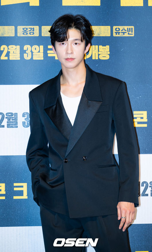 [OSEN=민경훈 기자] 1일 오후 서울 롯데시네마 월드타워에서 영화 '콘크리트 마켓' 언론배급 시사회 및 간담회가 열렸다.영화 '콘크리트 마켓'(감독 홍기원)은 대지진 이후 유일하게 남은 아파트에 물건을 사고파는 황궁마켓이 자리잡고, 생존을 위해 각자의 방식으로 거래를 시작하며 벌어지는 이야기.배우 홍경이 포토타임을 갖고 있다. 2025.12.01 /rumi@osen.co.kr