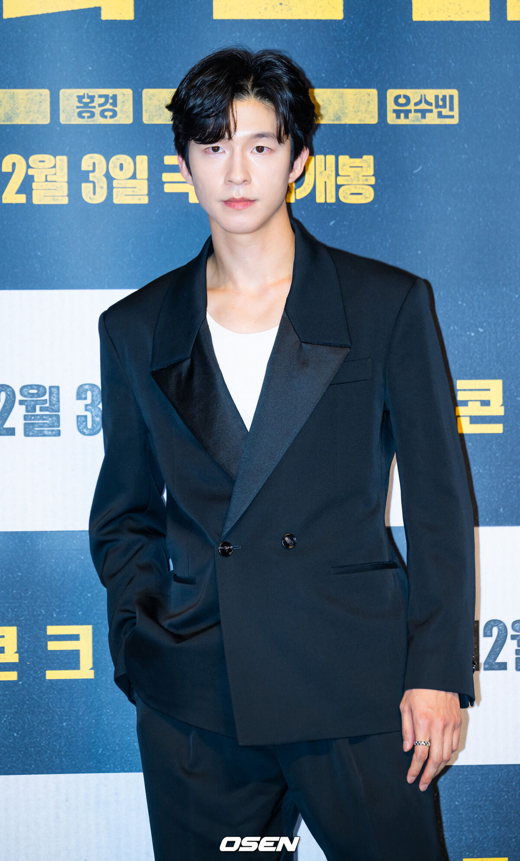 1일 오후 서울 롯데시네마 월드타워에서 영화 '콘크리트 마켓' 언론배급 시사회 및 간담회가 열렸다.영화 '콘크리트 마켓'(감독 홍기원)은 대지진 이후 유일하게 남은 아파트에 물건을 사고파는 황궁마켓이 자리잡고, 생존을 위해 각자의 방식으로 거래를 시작하며 벌어지는 이야기.배우 홍경이 포토타임을 갖고 있다. 2025.12.01 /rumi@osen.co.kr