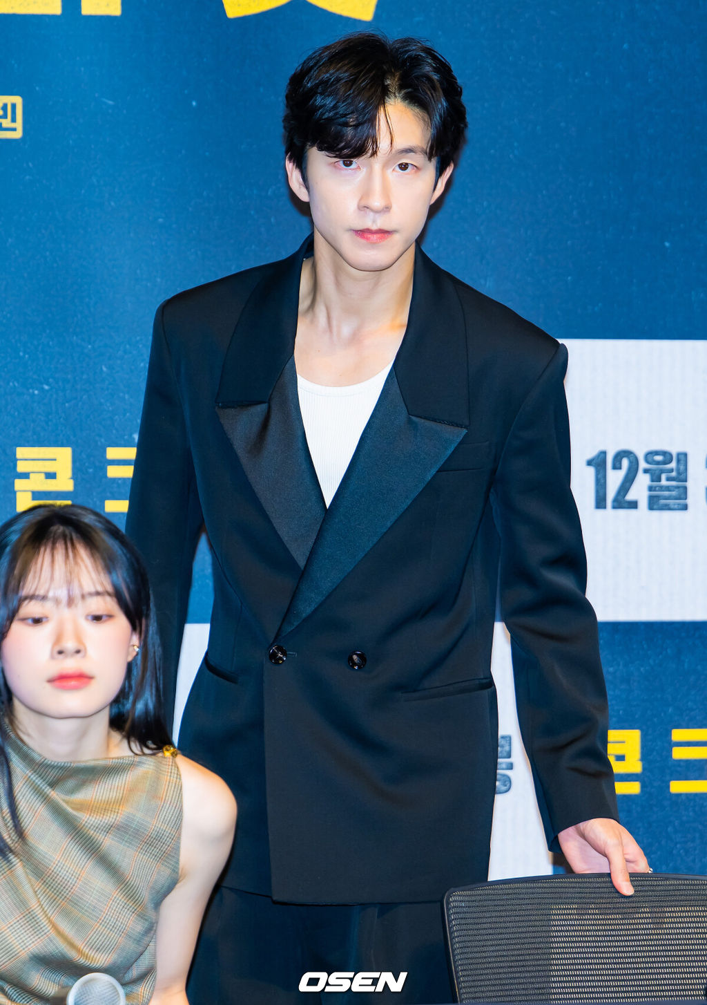 1일 오후 서울 롯데시네마 월드타워에서 영화 '콘크리트 마켓' 언론배급 시사회 및 간담회가 열렸다.영화 '콘크리트 마켓'(감독 홍기원)은 대지진 이후 유일하게 남은 아파트에 물건을 사고파는 황궁마켓이 자리잡고, 생존을 위해 각자의 방식으로 거래를 시작하며 벌어지는 이야기.배우 홍경이 기자간담회를 위해 입장하고 있다. 2025.12.01 /rumi@osen.co.kr