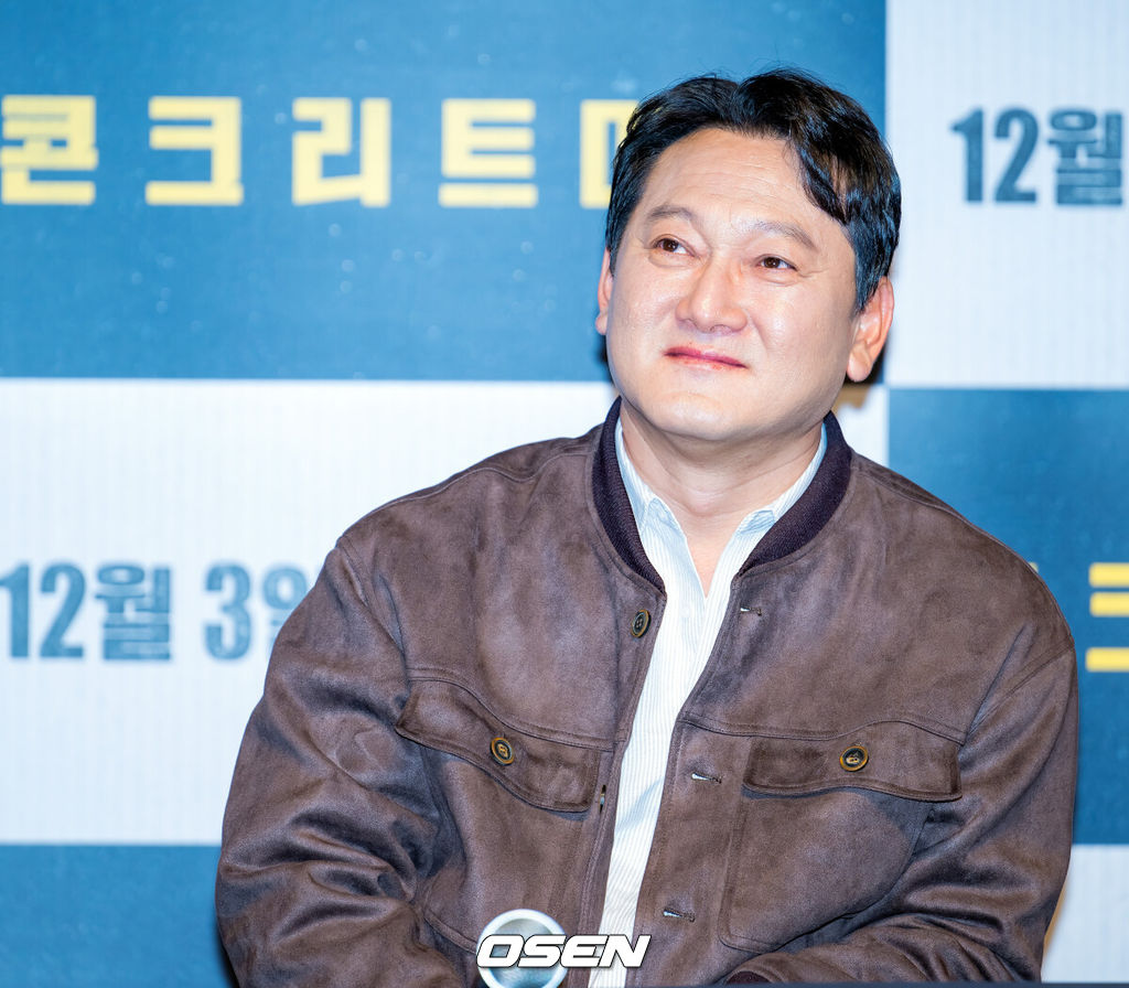 1일 오후 서울 롯데시네마 월드타워에서 영화 '콘크리트 마켓' 언론배급 시사회 및 간담회가 열렸다.영화 '콘크리트 마켓'(감독 홍기원)은 대지진 이후 유일하게 남은 아파트에 물건을 사고파는 황궁마켓이 자리잡고, 생존을 위해 각자의 방식으로 거래를 시작하며 벌어지는 이야기.배우 정만식이 기자간담회에서 생각에 잠겨 있다. 2025.12.01 /rumi@osen.co.kr