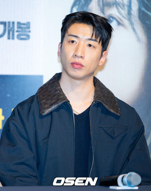 [OSEN=민경훈 기자] 1일 오후 서울 롯데시네마 월드타워에서 영화 '콘크리트 마켓' 언론배급 시사회 및 간담회가 열렸다.영화 '콘크리트 마켓'(감독 홍기원)은 대지진 이후 유일하게 남은 아파트에 물건을 사고파는 황궁마켓이 자리잡고, 생존을 위해 각자의 방식으로 거래를 시작하며 벌어지는 이야기.배우 유수빈이 기자간담회에서 생각에 잠겨 있다. 2025.12.01 /rumi@osen.co.kr