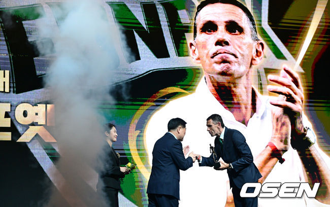 [OSEN=최규한 기자] 1일 오후 서울 홍은동 스위스 그랜드 호텔에서 ‘K리그 어워즈 2025’ 시상식이 열렸다.이날 시상식에는 최우수감독상, 최우수선수상(MVP), 영플레이어상, 베스트11 부문에 뽑힌 각 구단 수상자들과 후보들이 자리를 빛낸다.K리그1 감독상을 거머쥔 전북 거스 포옛 감독이 권오갑 총재의 축하를 받고 있다. 2025.12.01 / dreamer@osen.co.kr