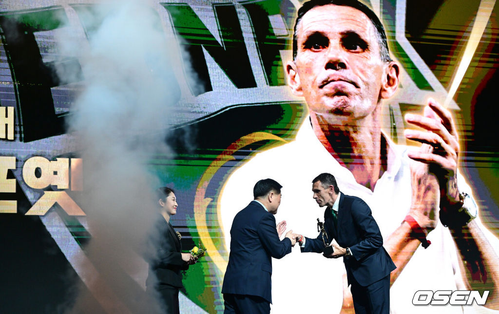 1일 오후 서울 홍은동 스위스 그랜드 호텔에서 ‘K리그 어워즈 2025’ 시상식이 열렸다.이날 시상식에는 최우수감독상, 최우수선수상(MVP), 영플레이어상, 베스트11 부문에 뽑힌 각 구단 수상자들과 후보들이 자리를 빛낸다.K리그1 감독상을 거머쥔 전북 거스 포옛 감독이 권오갑 총재의 축하를 받고 있다. 2025.12.01 / dreamer@osen.co.kr