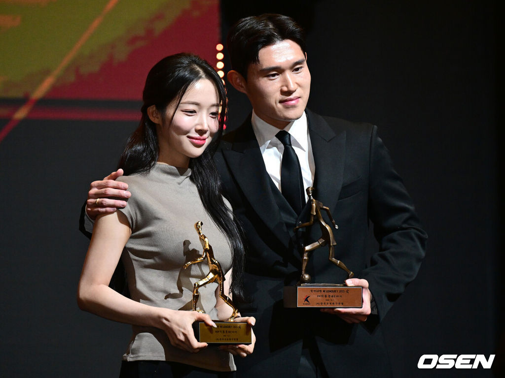 1일 오후 서울 홍은동 스위스 그랜드 호텔에서 ‘K리그 어워즈 2025’ 시상식이 열렸다.이날 시상식에는 최우수감독상, 최우수선수상(MVP), 영플레이어상, 베스트11 부문에 뽑힌 각 구단 수상자들과 후보들이 자리를 빛냈다.K리그1 MVP 울산 이동경이 와이프와 함께 기념사진을 찍고 있다. 2025.12.01 / dreamer@osen.co.kr