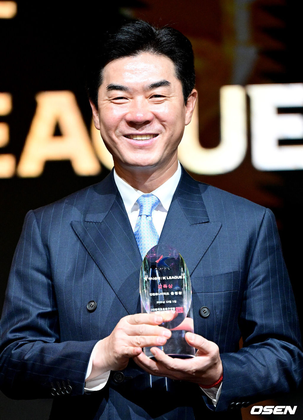 1일 오후 서울 홍은동 스위스 그랜드 호텔에서 ‘K리그 어워즈 2025’ 시상식이 열렸다.이날 시상식에는 최우수감독상, 최우수선수상(MVP), 영플레이어상, 베스트11 부문에 뽑힌 각 구단 수상자들과 후보들이 자리를 빛냈다.K리그2 감독상을 거머쥔 인천 윤정환 감독이 트로피와 함께 포즈를 취하고 있다. 2025.12.01 / dreamer@osen.co.kr