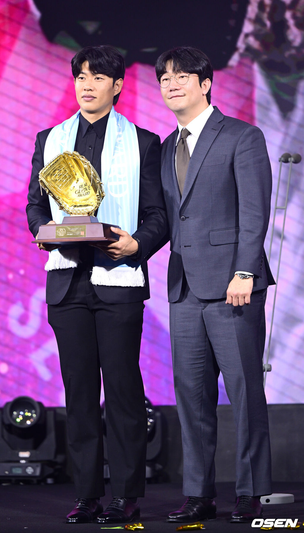 1일 오전 서울 광장동 그랜드 워커힐 서울에서 ‘리얼 글러브 어워드’ 시상식이 열렸다.리얼글러브 어워드는 한국 프로야구 선수들이 직접 투표를 통해 동료 선수들의 활약을 평가하고 각 포지션별 최고의 선수를 선정하는 국내 유일의 선수 주도형 시상식이다.올해의 선수상을 거머쥔 송성문이 양현종 선수협 회장에게 트로피를 받고 포즈를 취하고 있다. 2025.12.01 / dreamer@osen.co.kr
