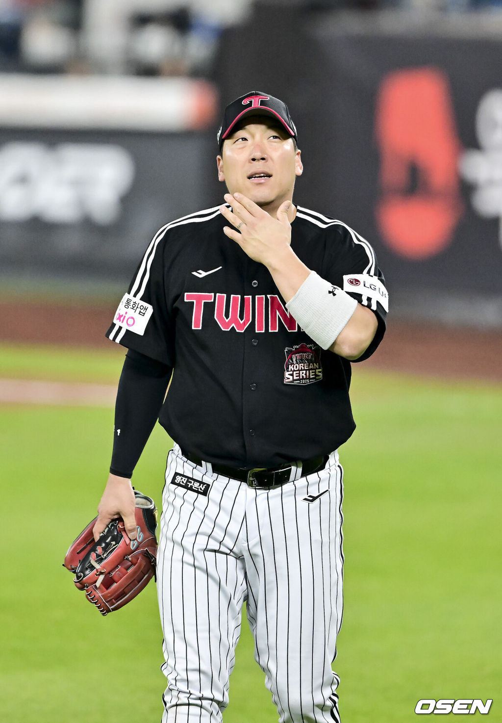 29일 대전시 중구 부사동 대전한화생명볼파크에서 2025 신한 SOL Bank KBO리그 포스트시즌 한국시리즈 3차전 한화 이글스와 LG 트윈스의 경기가 진행됐다.이날 경기에 한화는 폰세를, LG는 손주영을 선발투수로 내세웠다. 2회말 1사 1,2루 한화 최재훈의 안타때 김현수 좌익수가 포구 실책한뒤 아쉬워하고 있다  2025.10.29 / soul1014@osen.co.kr