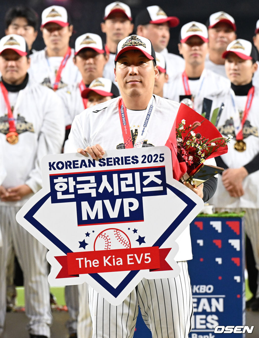 이변은 없었다. 2025시즌 우승팀은 무적 LG 트윈스다. 프로야구 LG 트윈스는 31일 대전 한화생명볼파크에서 열린 2025 신한 SOL뱅크 KBO 한국시리즈(7전 4선승제) 한화 이글스와의 5차전에서 4-1로 승리했다.정규시즌 1위 LG는 시리즈 전적 4승 1패로 통합우승 금자탑을 쌓았다. LG의 통합우승은 1990년, 1994년, 2023년에 이은 통산 4번째로, 염경엽 감독은 2023년 부임 후 3년 사이 팀을 두 차례나 정상에 올려놓는 위대한 업적을 달성했다. 2023년 1위, 2024년 3위, 2025년 1위로 KBO리그에 트윈스 왕조 시대를 활짝 열었다. 반면 2위 한화는 플레이오프를 거쳐 2006년 이후 19년 만에 한국시리즈 무대를 밟았지만, LG의 벽을 넘지 못하며 1999년 이후 26년 만에 통산 두 번째 우승이 무산됐다. MVP를 수상한 LG 김현수가 기념촬영을 하고 있다. 2025.10.31 /sunday@osen.co.kr