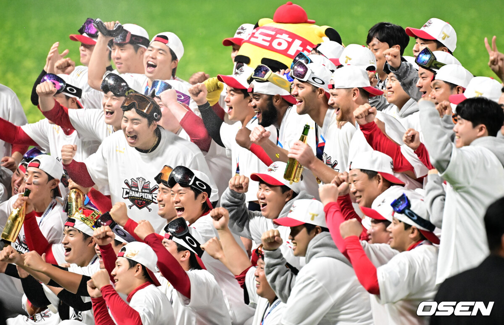 KIA가 2024 한국시리즈 우승을 차지하고 포효하고 있다./OSEN DB
