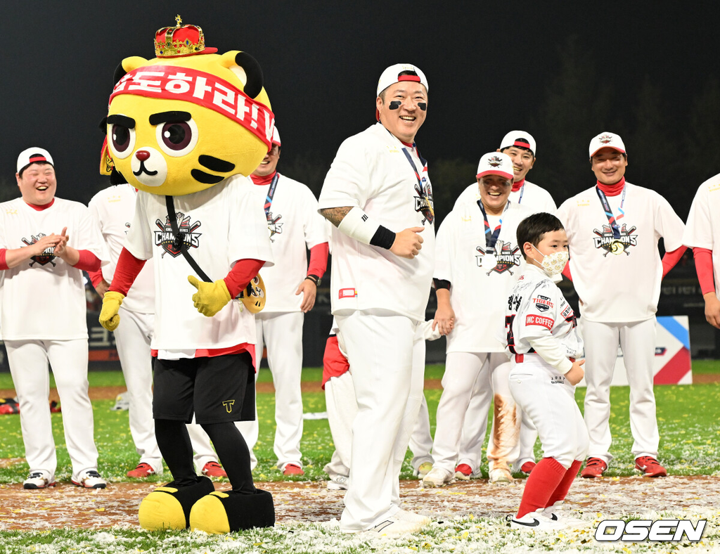 최형우가 2024 한국시리즈 우승을 이루고 춤을 추고 있다. /OSEN DB