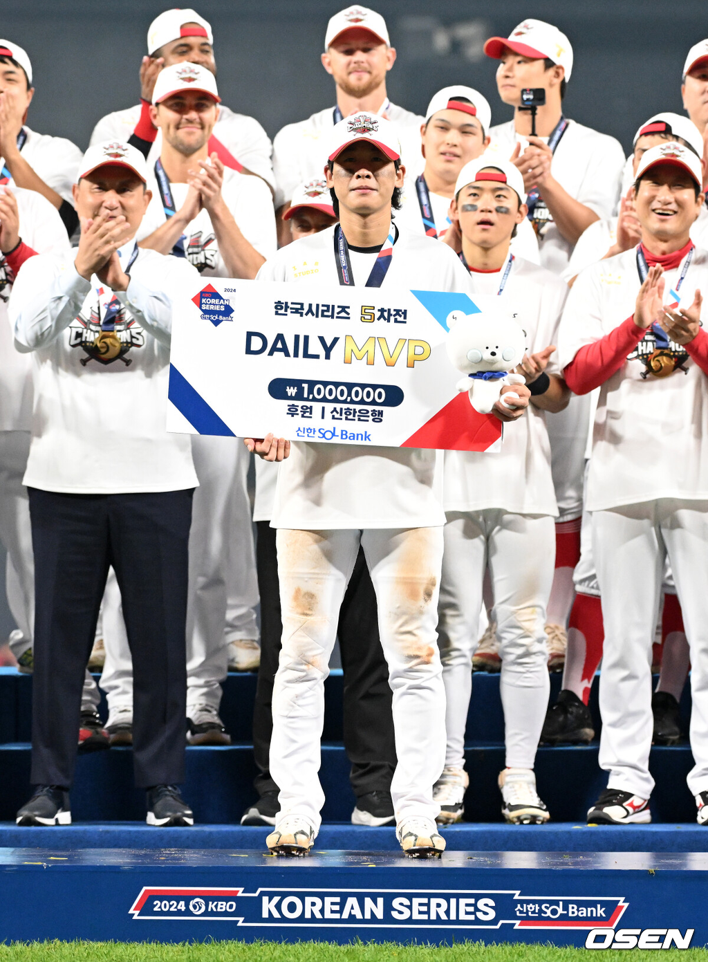 박찬호가 2024 한국시리즈 5차전 데일리베스트상을 수상했다. /OSEN DB