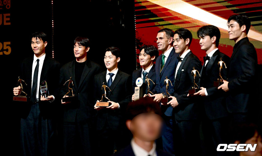 1일 오후 서울 홍은동 스위스 그랜드 호텔에서 ‘K리그 어워즈 2025’ 시상식이 열렸다.이날 시상식에는 최우수감독상, 최우수선수상(MVP), 영플레이어상, 베스트11 부문에 뽑힌 각 구단 수상자들과 후보들이 자리를 빛냈다.K리그1 시상식 트로피를 거머쥔 전북 거스 포옛 감독과 선수들이 포즈를 취하고 있다. 2025.12.01 / dreamer@osen.co.kr