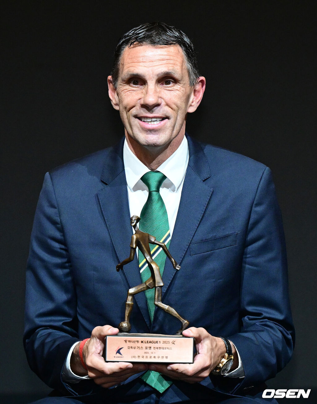 1일 오후 서울 홍은동 스위스 그랜드 호텔에서 ‘K리그 어워즈 2025’ 시상식이 열렸다.이날 시상식에는 최우수감독상, 최우수선수상(MVP), 영플레이어상, 베스트11 부문에 뽑힌 각 구단 수상자들과 후보들이 자리를 빛냈다.K리그1 감독상을 거머쥔 전북 거스 포옛 감독이 트로피와 함께 포즈를 취하고 있다. 2025.12.01 / dreamer@osen.co.kr