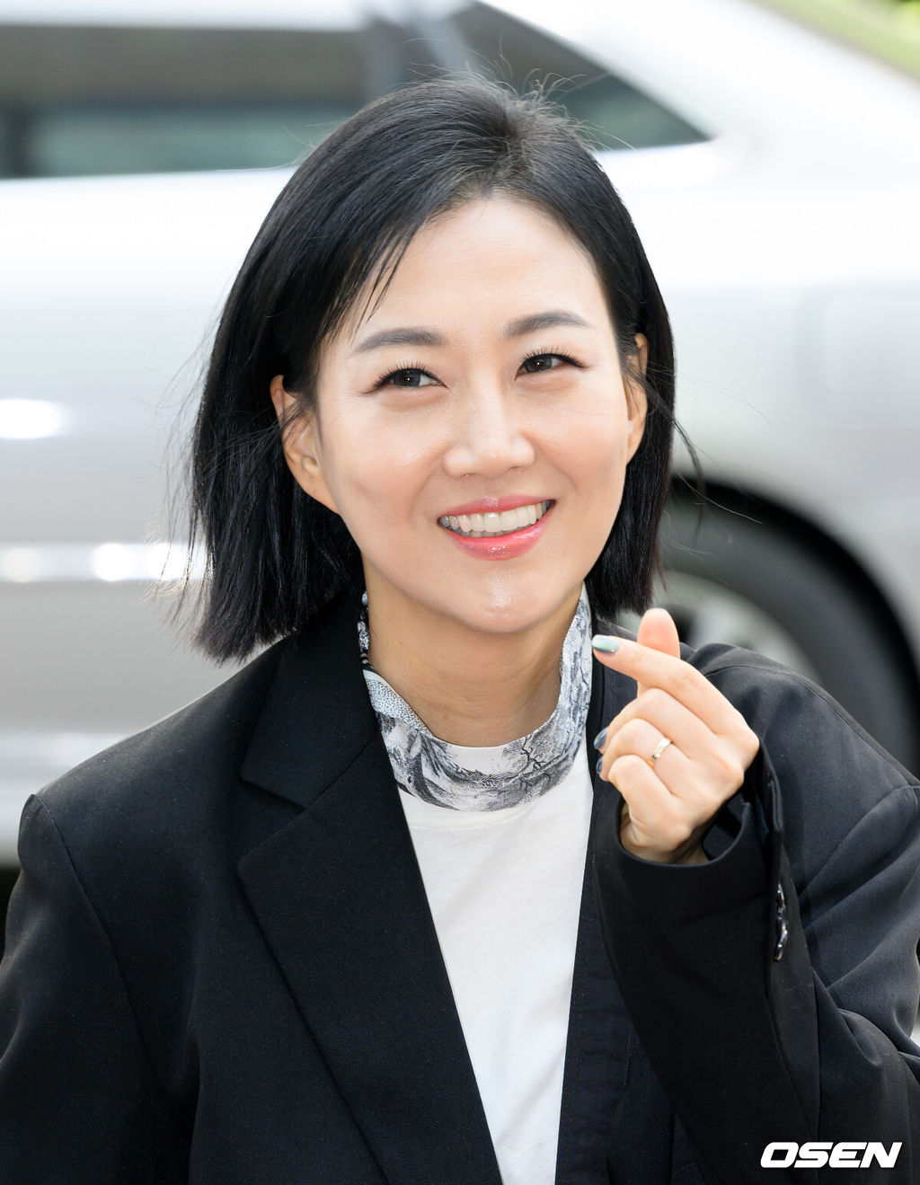 8일 오후 서울 영등포구 여의도 KBS 신관에서 KBS 2TV ‘열린음악회’ 녹화가 진행됐다.가수 장윤정이 방송국으로 이동하며 팬과 취재진을 향해 인사를 하고 있다. 2025.04.08 /sunday@osen.co.kr