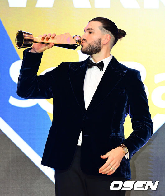 [OSEN=지형준 기자] 24일 오후 서울 잠실 롯데호텔 월드 크리스탈볼룸에서 ‘2025 신한 SOL뱅크 KBO 시상식’이 열렸다.예상대로였다. 한화 이글스 코디 폰세(31)가 2025시즌 MVP로 선정됐다. 폰세는 기자단 투표 124표 중 96표(76%)를 얻어 23표에 그친 르윈 디아즈(삼성)를 제치고 수상했다. SSG 앤더슨, 삼성 후라도, NC 라일리, KT 안현민, 롯데 레이예스가 각각 1표식 얻었다. 폰세는 부상으로 The Kia EV6 전기차를 부상으로 받았다. MVP 한화 폰세가 트로피에 키스를 하고 있다. 2025.11.24 /jpnews@osen.co.kr