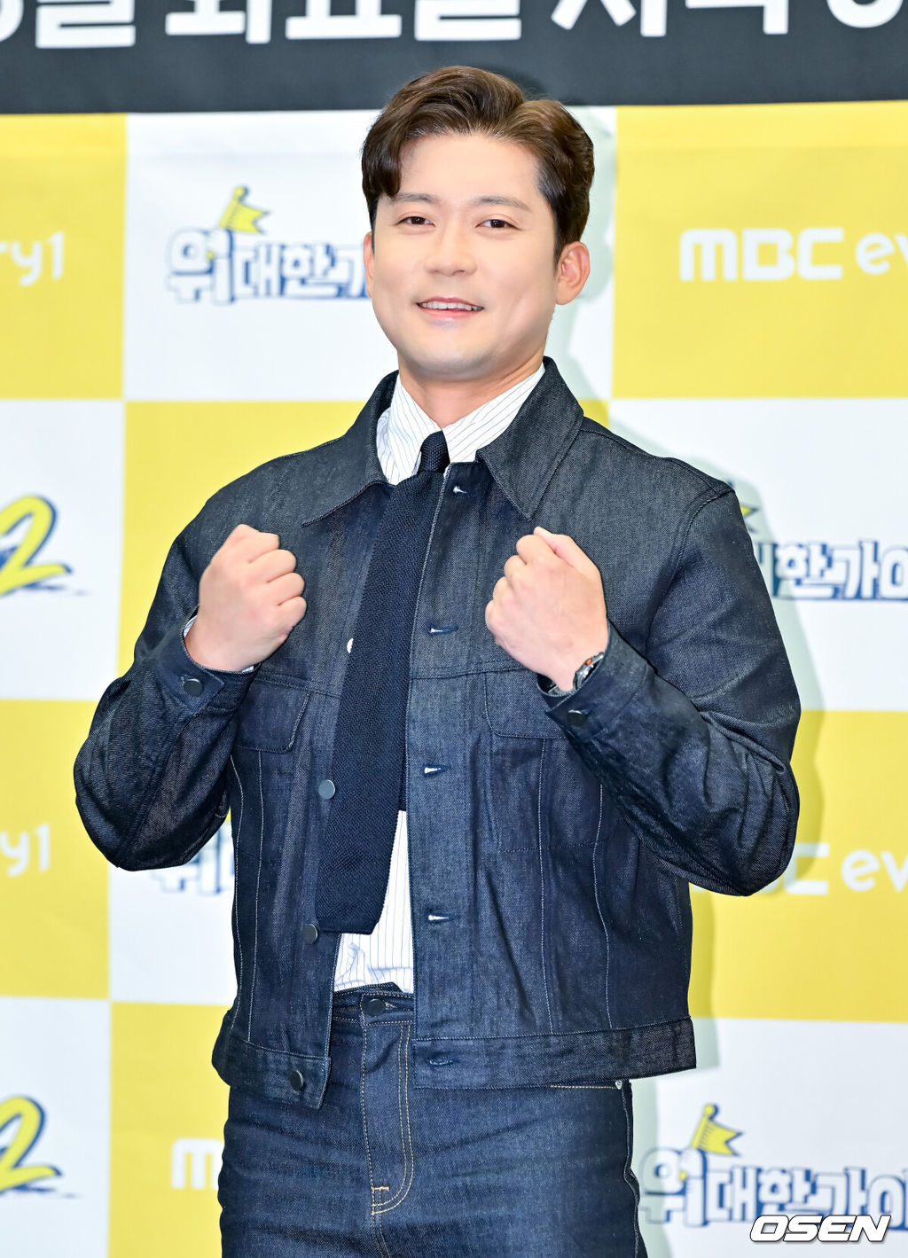 8일 오후 서울 상암동 스탠포드호텔에서 MBC에브리원 새 예능 ‘위대한 가이드 시즌2’ 제작발표회가 진행됐다.'위대한 가이드2'는 한국 생활 경험이 풍부한 외국인이 여행객들에게 현지 정보와 숨겨진 명소를 소 개하는 리얼 버라이어티 프로그램으로, 이번 시즌에서는 박명수, 김대호 그리고 최다니엘 세 사람이 아프리카 르완다 방문기를 선보일 예정이다.김대호가 포즈를 취하고 있다.   2025.04.08 / soul1014@osen.co.kr