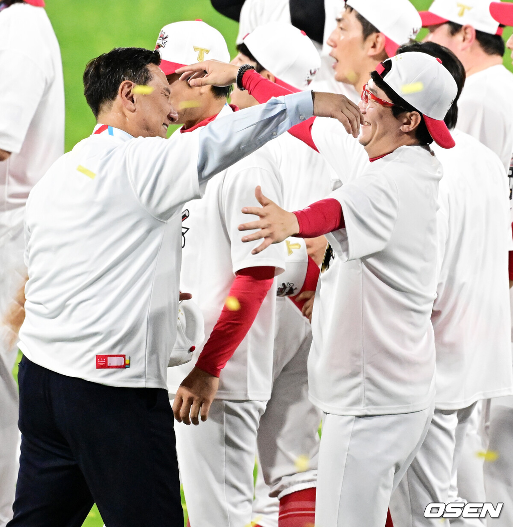 2024 한국시리즈 우승 축하식에서 양현종과 심재학 단장이 포옹하고 있다./OSEN DB