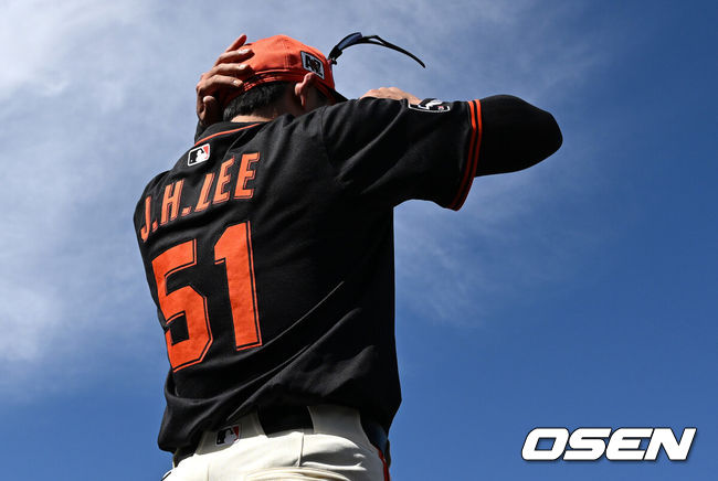 [OSEN=애리조나(미국), 이대선 기자] 25일(한국시간) 미국 애리조나주 스코츠데일 스타디움에서 2025 메이저리그 시범경기 샌프란시스코 자이언츠와 콜로라도 로키스의 경기가 열렸다.8개월 가량 재활을 마친 샌프란시스코 자이언츠 이정후는 이제 메이저리그 데뷔 2년차 시즌을 준비한다. 샌프란시스코 자이언츠 이정후가 수비를 위해 그라운드로 나가고 있다. 2025.02.25 / sunday@osen.co.kr