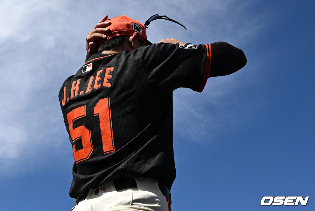 25일(한국시간) 미국 애리조나주 스코츠데일 스타디움에서 2025 메이저리그 시범경기 샌프란시스코 자이언츠와 콜로라도 로키스의 경기가 열렸다.8개월 가량 재활을 마친 샌프란시스코 자이언츠 이정후는 이제 메이저리그 데뷔 2년차 시즌을 준비한다. 샌프란시스코 자이언츠 이정후가 수비를 위해 그라운드로 나가고 있다. 2025.02.25 / sunday@osen.co.kr