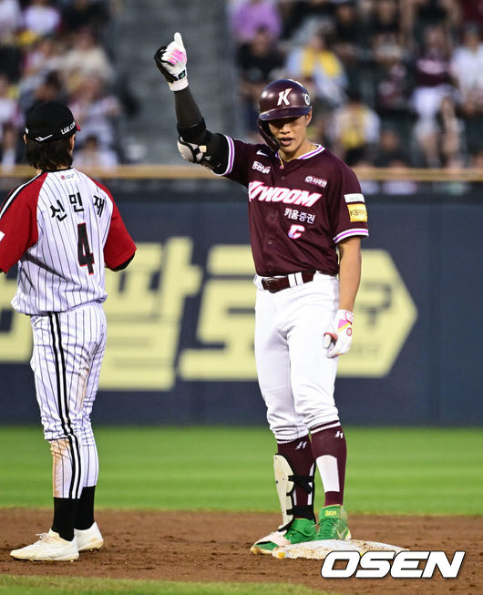 [OSEN=잠실, 조은정 기자]31일 오후 서울 잠실구장에서 ‘2025 신한 SOL Bank KBO리그’ LG 트윈스와 키움 히어로즈의 경기가 열렸다.홈팀 LG는 손주영, 방문팀 키움은 알칸타라를 선발로 내세웠다.4회초 2사 1,2루 키움 송성문이 다시 앞서가는 좌익선상 1타점 적시 2루타를 날린 뒤 세리머니를 하고 있다. 2025.08.31 /cej@osen.co.kr