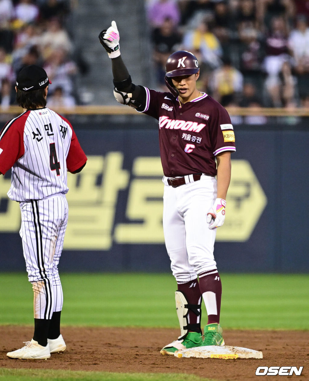 31일 오후 서울 잠실구장에서 ‘2025 신한 SOL Bank KBO리그’ LG 트윈스와 키움 히어로즈의 경기가 열렸다.홈팀 LG는 손주영, 방문팀 키움은 알칸타라를 선발로 내세웠다.4회초 2사 1,2루 키움 송성문이 다시 앞서가는 좌익선상 1타점 적시 2루타를 날린 뒤 세리머니를 하고 있다. 2025.08.31 /cej@osen.co.kr