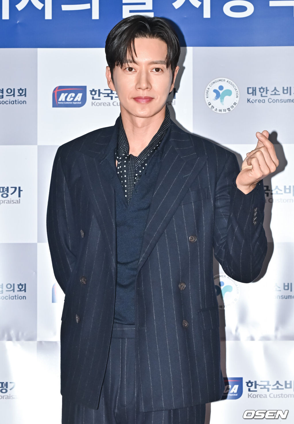 19일 서울 강남구 과학기술회관에서 제28회 소비자의 날 KCA 문화연예 시상식이 진행됐다.배우 박해진이 포즈를 취하고 있다. 2023.12.19 / soul1014@osen.co.kr