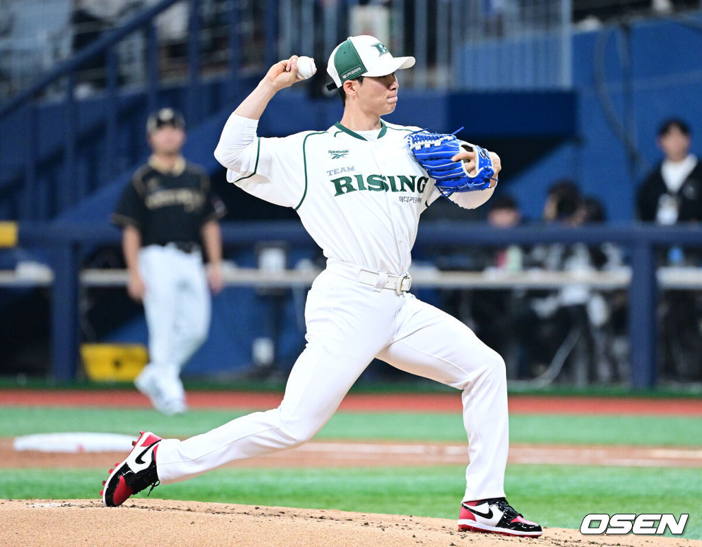 30일 오후 서울 고척스카이돔에서 '더 제너레이션 매치’가 열렸다. 이번 경기는 '세대를 잇는 한판 승부'를 콘셉트로 팀 베테랑에는 김현수, 양의지, 강민호, 임찬규, 박건우 등이 포진하며, 팀 라이징에는 원태인, 안현민, 이의리, 김영웅, 김택연 등이 출전한다. 1회말 선발투수로 나선 김혜성이 공을 던지고 있다. 2025.11.30 / dreamer@osen.co.kr