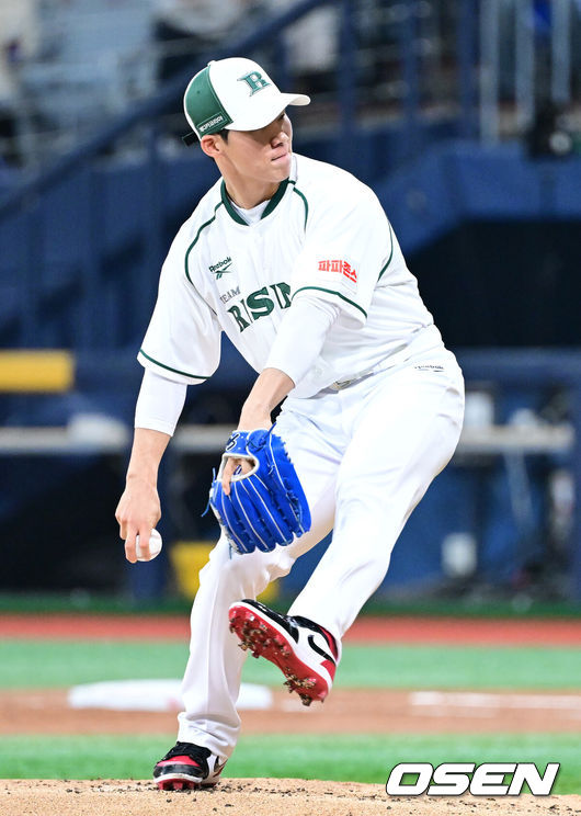 [OSEN=고척, 최규한 기자] 30일 오후 서울 고척스카이돔에서 '더 제너레이션 매치’가 열렸다. 이번 경기는 '세대를 잇는 한판 승부'를 콘셉트로 팀 베테랑에는 김현수, 양의지, 강민호, 임찬규, 박건우 등이 포진하며, 팀 라이징에는 원태인, 안현민, 이의리, 김영웅, 김택연 등이 출전한다. 1회말 선발투수로 나선 김혜성이 공을 던지고 있다. 2025.11.30 / dreamer@osen.co.kr