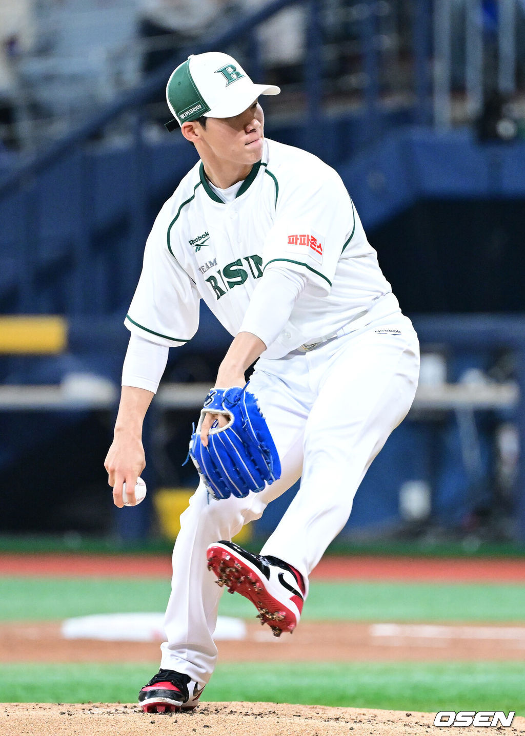 30일 오후 서울 고척스카이돔에서 '더 제너레이션 매치’가 열렸다. 이번 경기는 '세대를 잇는 한판 승부'를 콘셉트로 팀 베테랑에는 김현수, 양의지, 강민호, 임찬규, 박건우 등이 포진하며, 팀 라이징에는 원태인, 안현민, 이의리, 김영웅, 김택연 등이 출전한다. 1회말 선발투수로 나선 김혜성이 공을 던지고 있다. 2025.11.30 / dreamer@osen.co.kr