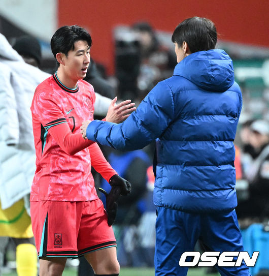 [OSEN=서울월드컵경기장, 이대선 기자] 홍명보호가 어려운 경기 끝에 2025년 마지막 A매치를 승리로 장식했다.홍명보 감독이 이끄는 한국 축구대표팀은 18일 오후 8시 서울월드컵경기장에서 열린 11월 A매치 두 번째 친선경기에서 '아프리카 강호' 가나를 상대로 1-0 승리했다.내달 2026 국제축구연맹(FIFA) 북중미 월드컵 조 추첨을 앞두고 열리는 마지막 평가전이었다. 한국은 가나까지 잡아내면서 사상 최초로 월드컵 포트 2를 확정하게 됐다.후반 대한민국 손흥민이 교체되며 홍명보 감독과 하이파이브를 나누고 있다. 2025.11.18 /sunday@osen.co.kr