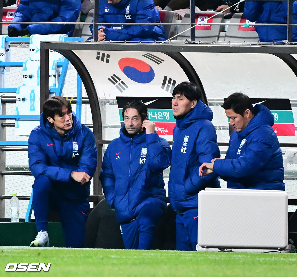 홍명보 감독이 이끄는 한국 축구대표팀이 18일 오후 8시 서울월드컵경기장에서 열린 11월 A매치 두 번째 친선경기에서 '아프리카 강호' 가나를 상대로 1-0 승리했다.내달 2026 국제축구연맹(FIFA) 북중미 월드컵 조 추첨을 앞두고 열리는 마지막 평가전이었다. 한국은 가나까지 잡아내면서 사상 최초로 월드컵 포트 2를 확정하게 됐다. 이로써 대표팀은 홍명보 감독이 부임한 뒤 처음으로 A매치 2연전에서 나란히 승리를 거두게 됐다.후반 대한민국 홍명보 감독을 비롯한 코칭스태프가 이야기를 나누고 있다. 2025.11.18 /jpnews@osen.co.kr