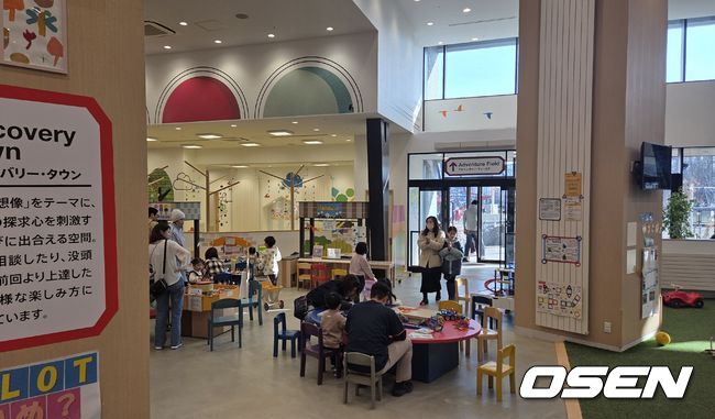 [OSEN=에스콘필드, 한용섭 기자] 어린이를 동반한 가족 단위 관중들이 즐길 수 있는 대형 키즈카페. /orange@osen.co.kr