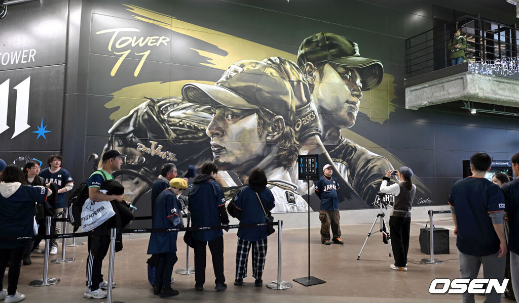 30일 일본 에스콘필드 홋카이도에서 ‘한일 드림 플레이어즈 게임’이 열렸다. 이 게임은 한국과 일본 프로야구를 대표했던 스타들이 총 출동해 양국의 우정을 이어간다. 일본 야구팬들이 니혼햄 출신인 오타니와 다르빗슈 벽하 앞에서 사진을 찍고 있다. /spjj@osen.co.kr