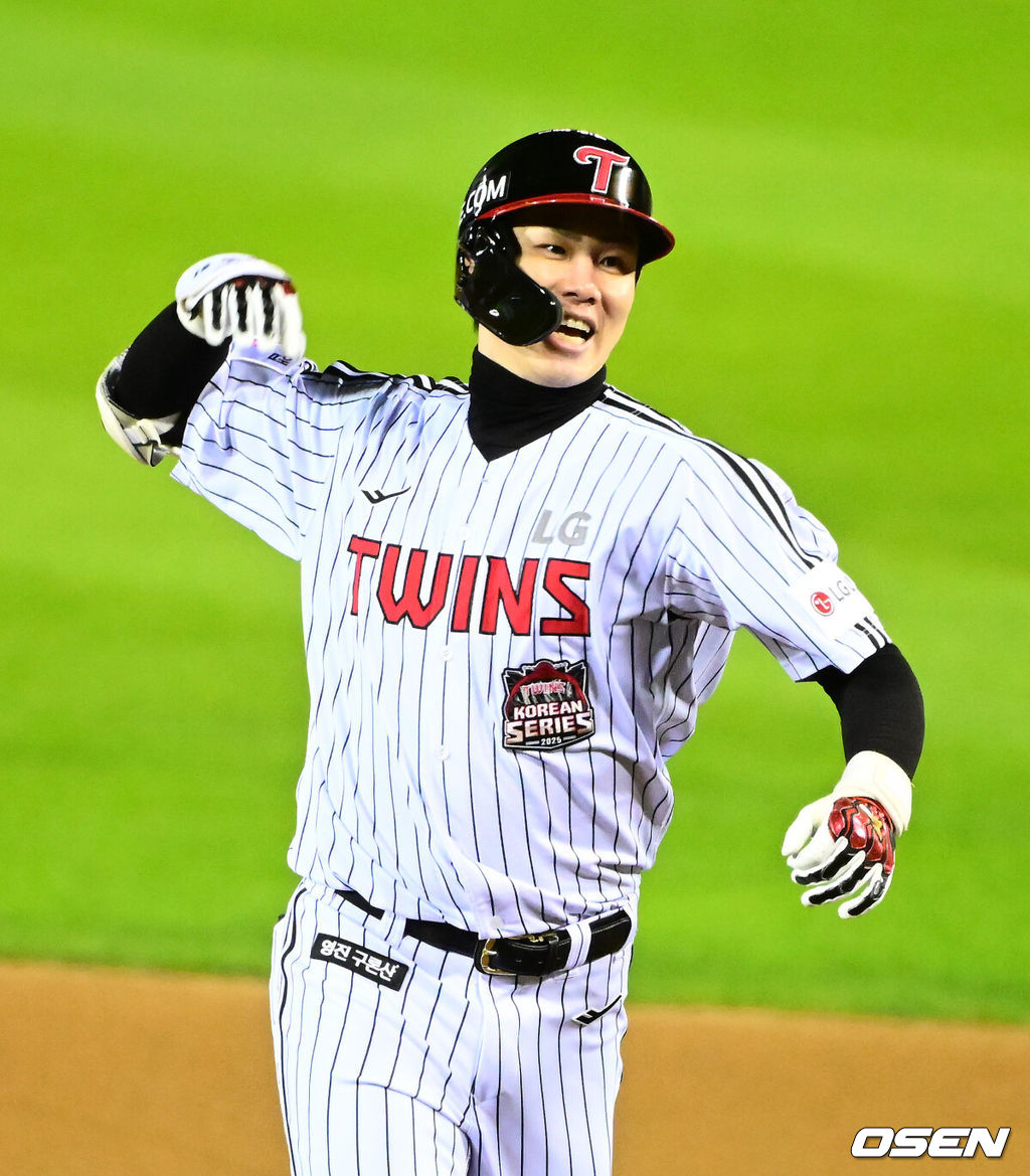 27일 오후 서울 잠실야구장에서 2025 신한 SOL Bank KBO리그 포스트시즌 한국시리즈 2차전 LG 트윈스와 한화 이글스의 경기가 열렸다.LG는 임찬규, 한화는 류현진을 선발 투수로 내세웠다.2회말 1사 2루에서 LG 홍창기가 역전 1타점 우중간 적시타를 날리며 기뻐하고 있다. 2025.10.27 /jpnews@osen.co.kr