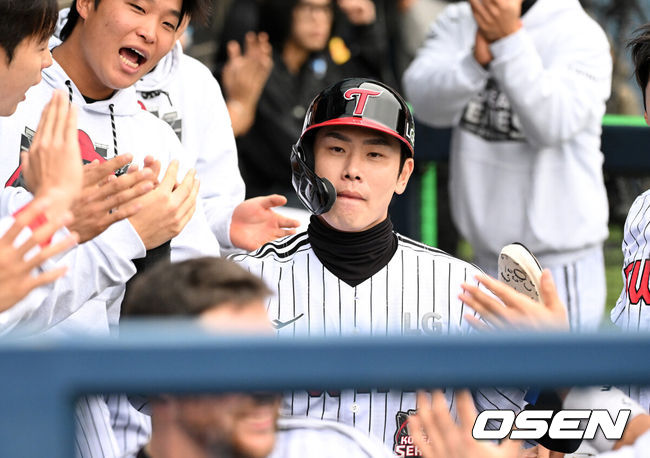 [OSEN=잠실, 이대선 기자] 26일 오후 서울 잠실야구장에서 2025 신한 SOL Bank KBO리그 포스트시즌 한국시리즈 1차전 LG 트윈스와 한화 이글스의 경기가 열렸다.LG는 앤더스 톨허스트, 한화는 문동주를 선발 투수로 내세웠다.1회말 2사 2,3루에서 LG 김현수의 땅볼 때 홈을 밟은 홍창기가 더그아웃에서 환호하고 있다. 2025.10.26 /sunday@osen.co.kr
