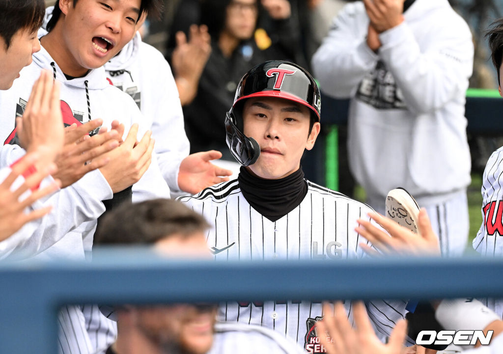 26일 오후 서울 잠실야구장에서 2025 신한 SOL Bank KBO리그 포스트시즌 한국시리즈 1차전 LG 트윈스와 한화 이글스의 경기가 열렸다.LG는 앤더스 톨허스트, 한화는 문동주를 선발 투수로 내세웠다.1회말 2사 2,3루에서 LG 김현수의 땅볼 때 홈을 밟은 홍창기가 더그아웃에서 환호하고 있다. 2025.10.26 /sunday@osen.co.kr