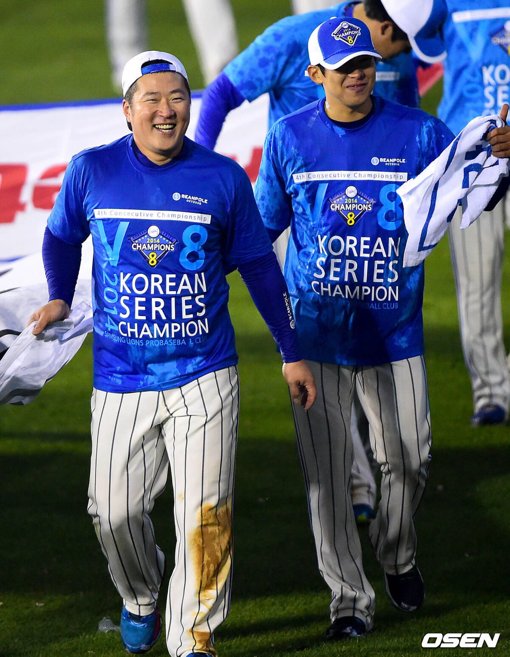 한국시리즈 우승컵은 고비마다 실책을 남발한 넥센 히어로즈를 버리고 삼성 라이온즈의 품에 안기며 통합 4연패라는 대기록을 선물했다. 삼성은 11일 잠실구장에서 열린 '2014 한국야쿠르트 세븐 프로야구' 넥센과의 한국시리즈 6차전에서 초반부터 채태인 최형우 나바로의 방망이가 터지며 11-1의 손쉬운 승리를 거뒀다. 삼성은 시리즈 전적 4승2패로 프로야구 최초 4연속 통합 우승 달성에 성공했다.넥센은 수비에서 3개의 에러와 투수교체의 미스로 힘 한번 못쓰고 자멸했다. 1-4로 쫓아가던 4회말 1사 3루서 박병호가 맥없이 삼진으로 물러나며 경기의 흐름은 완전히 삼성으로 기울었다.한국시리즈 우승으로 통합 4연패의 대기록을 세운 삼성 최형우와 윤성환이 우승 현수막을 들고 외야를 돌며 우승의 기쁨을 만끽하고 있다./dreamer@osen.co.kr