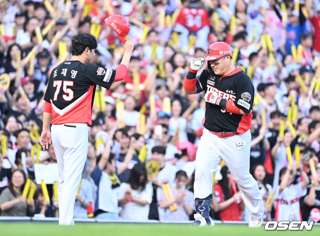 6일 창원NC파크에서 2025 신한 SOL 뱅크 KBO 리그 NC 다이노스와 KIA 타이거즈의 경기가 열렸다. 홈팀 NC는 라일리가, 방문팀 KIA는 올러가 선발 출전했다. KIA 타이거즈 최형우가 2회초 우월 솔로 홈런을 치고 세리머니를 하고 있다. 2025.09.06 / foto0307@osen.co.kr