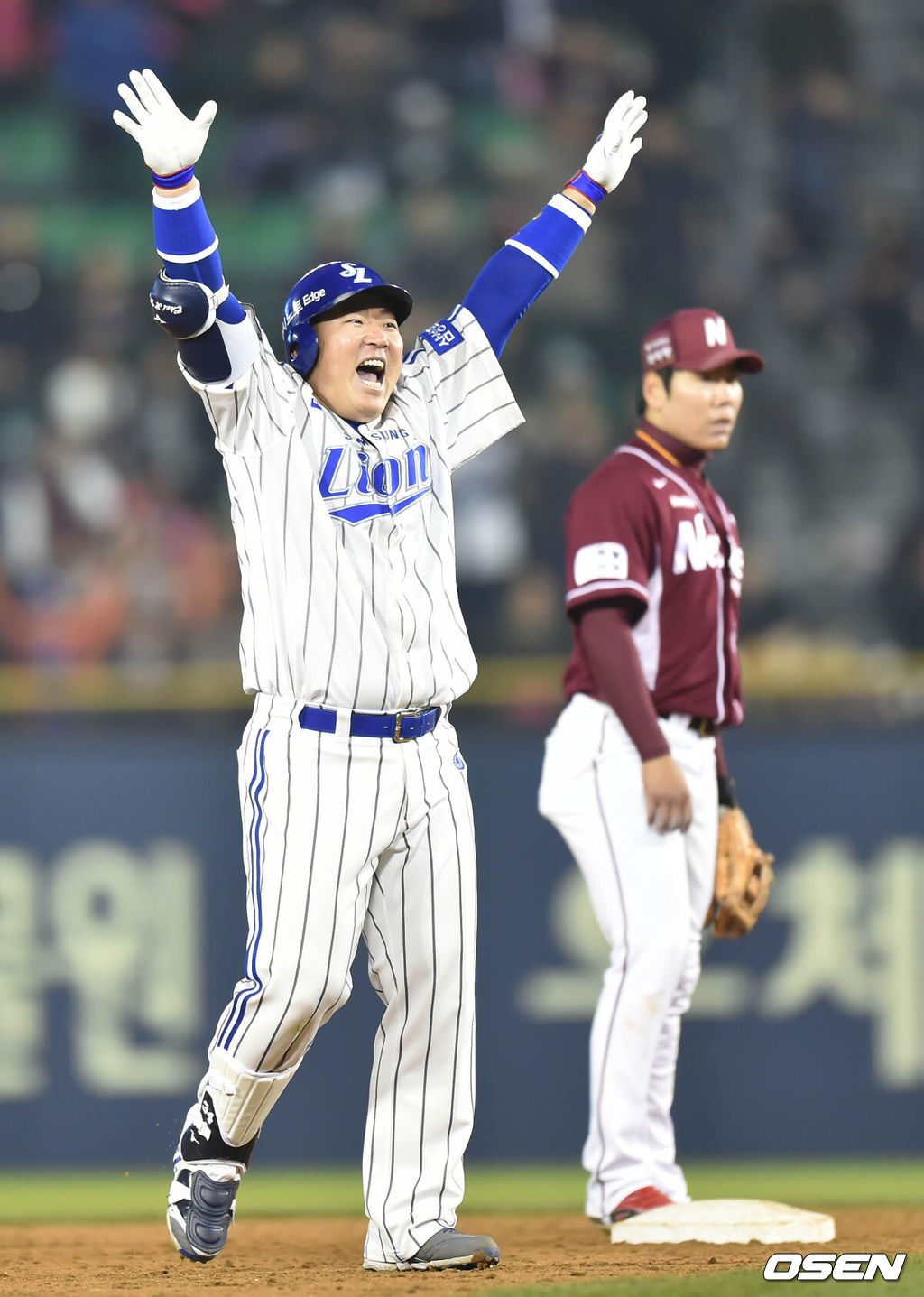 10일 오후 서울 잠실야구장에서 열린 '2014 한국야쿠르트 세븐 프로야구 포스트시즌' 삼성 라이온즈와 넥센 히어로즈의 한국시리즈 5차전, 6회초 1사 2루 서건창이 적시타를 치고 환호하고 있다.한국시리즈 전적이 2승 2패가 된 가운데 3승을 선점하기 위한 5차전서 힘과 힘의 대결이 펼쳐진다.삼성과 넥센은 각각 릭 밴덴헐크와 헨리 소사를 선발로 내세웠다. 양 팀 선발 투수 모두 150km 이상의 광속구를 뿌려 흥미로운 대결이 될 것으로 보인다.역대 한국시리즈 2승 2패의 상황에서 3승을 선점한 팀이 우승할 확률은 71.4%(무승부가 포함된 경우 제외)다. 총 7번의 상황 중에서 5번이나 3승을 먼저 따낸 팀이 정상에 올랐다. 그만큼 3번째 승리의 의미가 크기 때문에 5차전 선발 투수들의 어깨가 무겁다./spjj@osen.co.kr