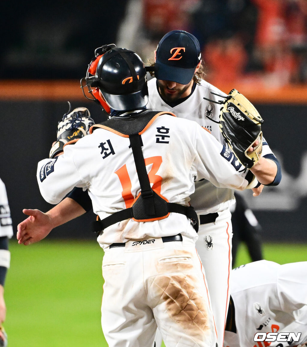 30일 대전 한화생명볼파크에서 2025 신한 SOL Bank KBO리그 포스트시즌 한국시리즈 4차전 한화 이글스와 LG 트윈스의 경기가 열렸다.이날 경기에 한화는 와이스를, LG는 치리노스를 선발투수로 내세웠다. 8회초 2사 2루에서 한화 와이스가 교체되며 최재훈과 포옹을 하고 있다. 2025.10.30 / jpnews@osen.co.kr