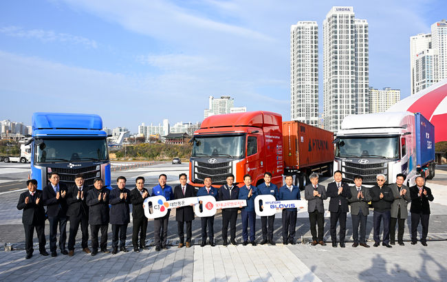 울산 태화강 국가정원 남구둔치에서 진행된 ‘수소전기 트랙터 실증 사업 차량 인도식’ 행사에서 참석자들이 기념사진을 촬영하고 있다. 왼쪽 9번째부터 김두겸 울산광역시장, 롯데글로벌로지스 권순근 TLS사업본부장, 안효대 울산광역시 경제부시장, 현대자동차 전략기획실장 김동욱 부사장, 현대글로비스 조삼현 SCM사업부장.