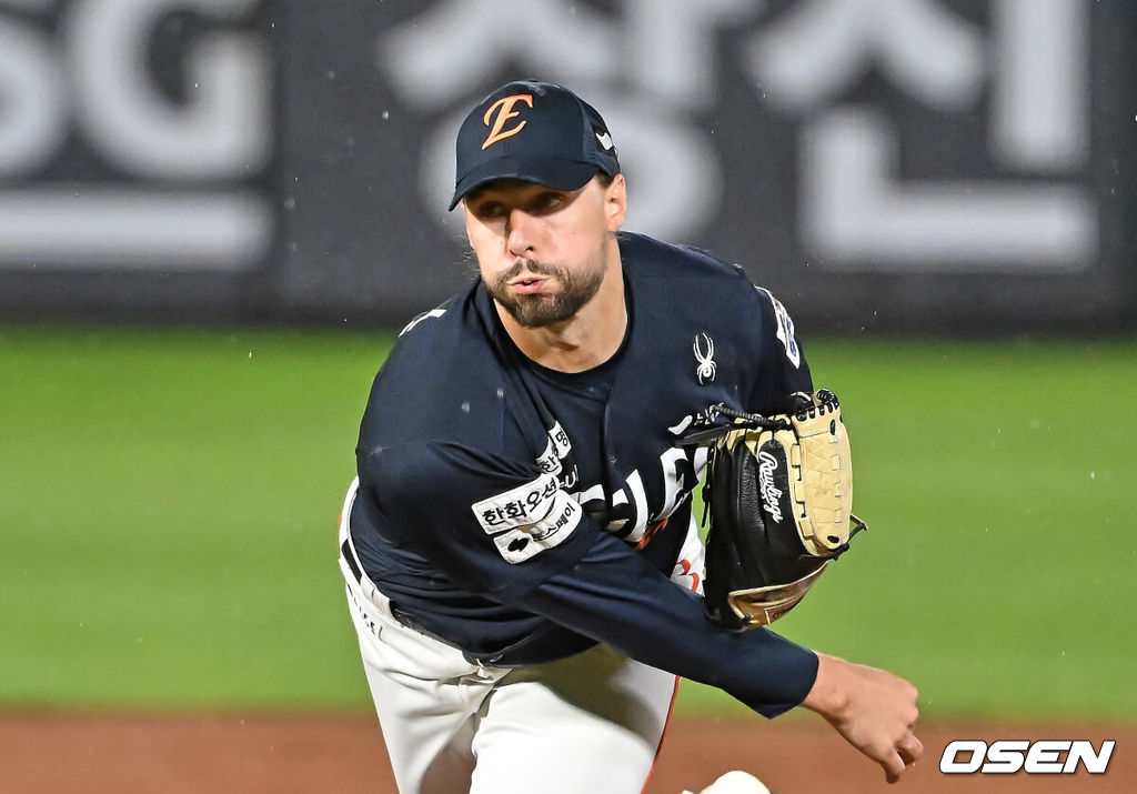9일 부산 사직야구장에서 2025 신한 SOL 뱅크 KBO 리그 롯데 자이언츠와 한화 이글스의 경기가 열렸다. 홈팀 롯데는 박세웅이, 방문팀 한화는 와이스가 선발 출전했다.한화 이글스 선발 투수 와이스가 역투하고 있다. 2025.09.09 / foto0307@osen.co.kr