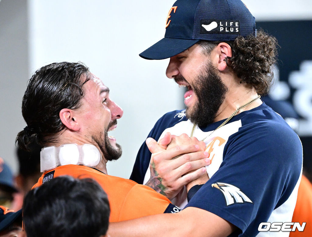 25일 대전 한화생명볼파크에서 ‘2025 신한 SOL Bank KBO리그’ 한화 이글스와 SSG 랜더스의 경기가 열렸다.홈팀 한화는 라이언 와이스, 방문팀 SSG는 드류 앤더슨을 선발로 내세웠다.7회초 SSG 공격을 무실점으로 막아낸 한화 선발 라이언 와이스가 동료 외국인 투수 코디 폰세와 인사를 나누고 있다. 2025.07.25 / dreamer@osen.co.kr