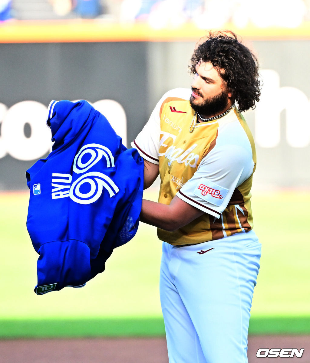 12일 오후 대전 한화생명볼파크에서 2025 신한 SOL뱅크 KBO 올스타전이 열렸다.13년 만에 대전에서 열리는 KBO 올스타전은 드림 올스타와 나눔올스타 대표로 나선 총 30명의 선수가 치열한 승부를 펼친다.1회 한화 폰세가 퍼포먼스를 선보이고 있다. 2025.07.12 / jpnews@osen.co.kr