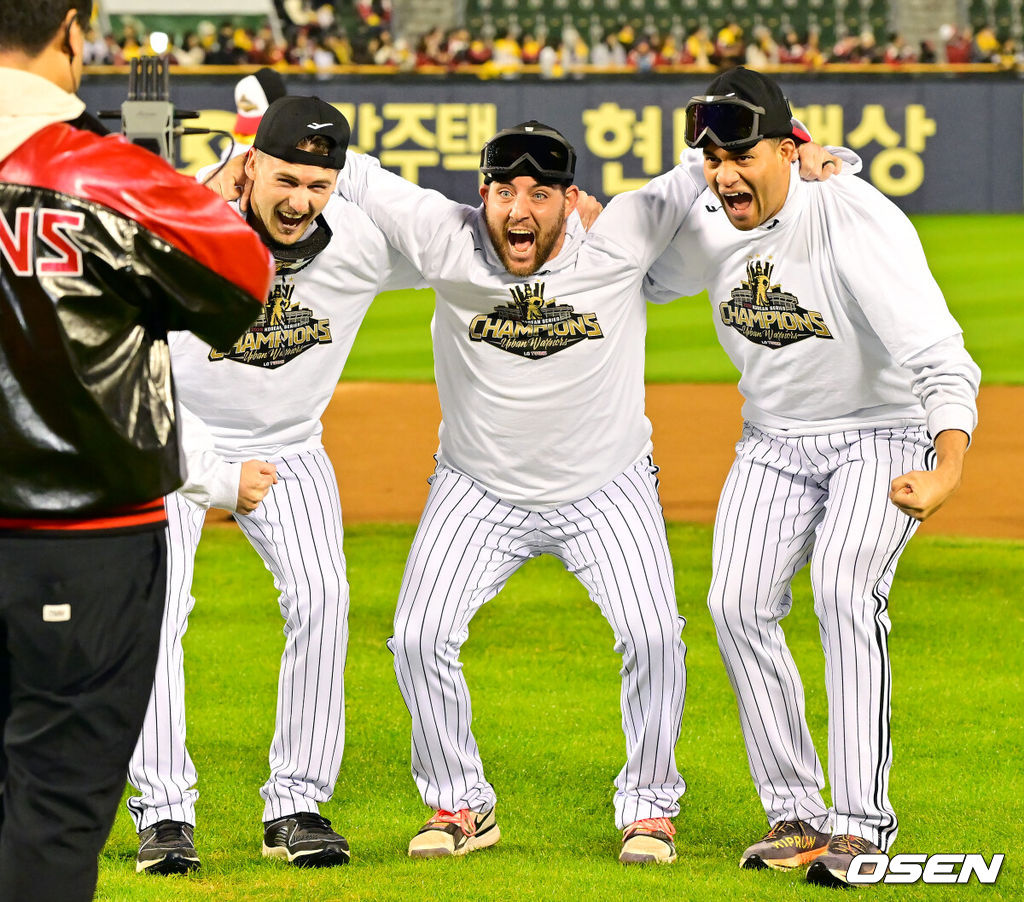  2025 시즌 통합 우승을 거머쥔 LG 트윈스가 1일 오후 서울 잠실야구장에서 ‘한국시리즈 통합우승 IN 잠실' 행사를 가졌다.이날 행사에는 팬들을 위한 트로피 퍼포먼스, 선수단 그라운드 행진, 비하인드 스몰토크, 선수단 샴페인 샤워, 이벤트 매치 등 다양한 프로그램이 펼쳐졌다.LG 외인 톨허스트, 오스틴, 치리노스가 우승의 기쁨을 만끽하고 있다. 2025.11.01 / rumi@osen.co.kr