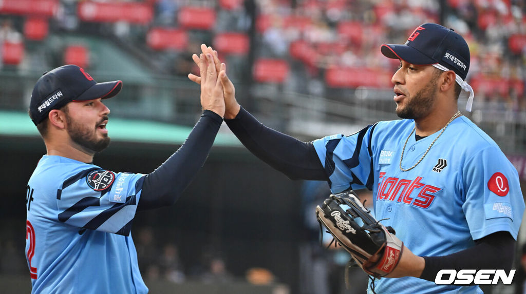 5일 부산 사직야구장에서 2025 신한 SOL 뱅크 KBO 리그 롯데 자이언츠와 KIA 타이거즈의 경기가 열렸다. 홈팀 롯데는 감보아가, 방문팀 KIA는 네일이 선발 출전했다.롯데 자이언츠 레이예스가 3회초 KIA 타이거즈 김태군의 타구를 잡는 호수비를 보인 후 이닝 교체때 감보아와 하이파이브를 하고 있다. 2025.08.05 / foto0307@osen.co.kr