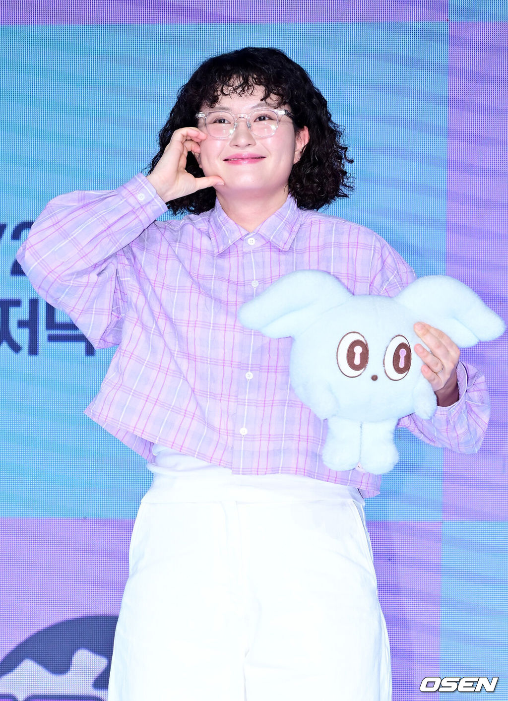 20일 오후 서울 마포구 상암동 쇼킹 K-POP 스튜디오에서 ENA '지구마불 세계여행3' 제작발표회가 열렸다.‘지구마불3’는 여행 크리에이터 3대장 빠니보틀, 원지, 곽튜브가 김태호 PD에 의해 설계된 세계여행 부루마불 게임에 참여, 주사위에 운명을 맡기고 세계 각지를 여행하는 과정을 담은 예능 프로그램이다. 원지가 포토타임을 갖고 있다. 2025.03.20 / rumi@osen.co.kr